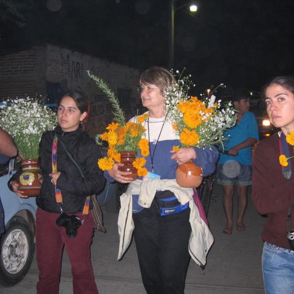 En procesión con flores