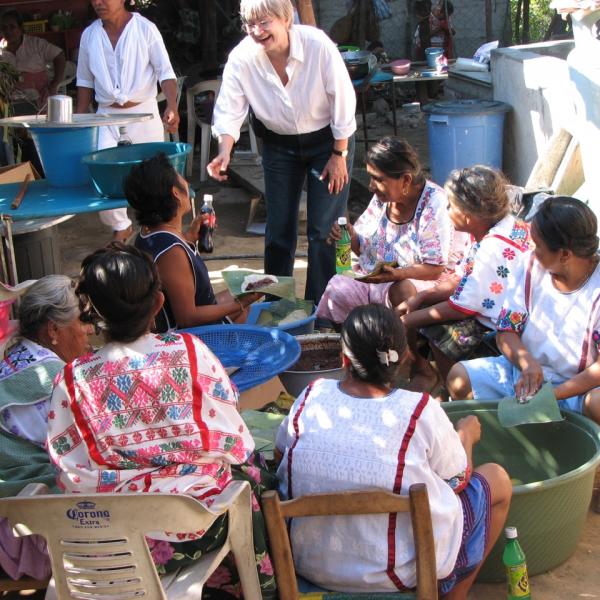 Con las mayordomas de Tlacoachistlahuaca