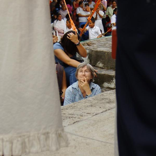 Observando la Fiesta Patria en Tlacotepec