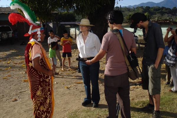 Con danzantes y el equipo de grabación
