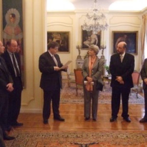 En París, recibiendo las Palmas Académicas