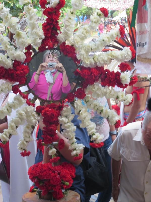 Procesión con una ofrenda floral